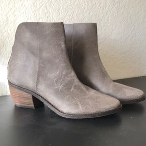 NWOT Lucky Brand grey boots